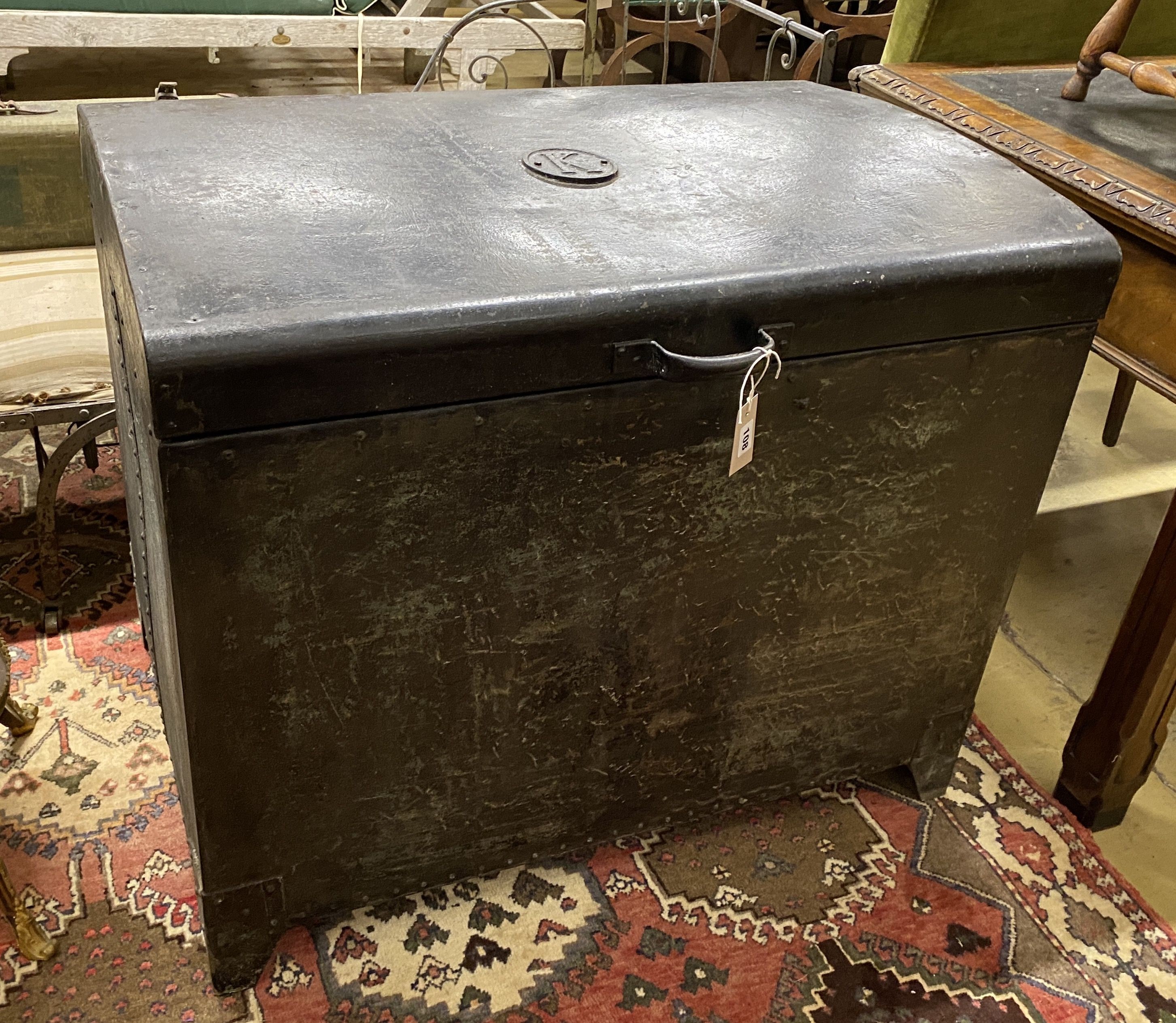 A vintage painted metal water tank, width 92cm, depth 62cm, height 77cm